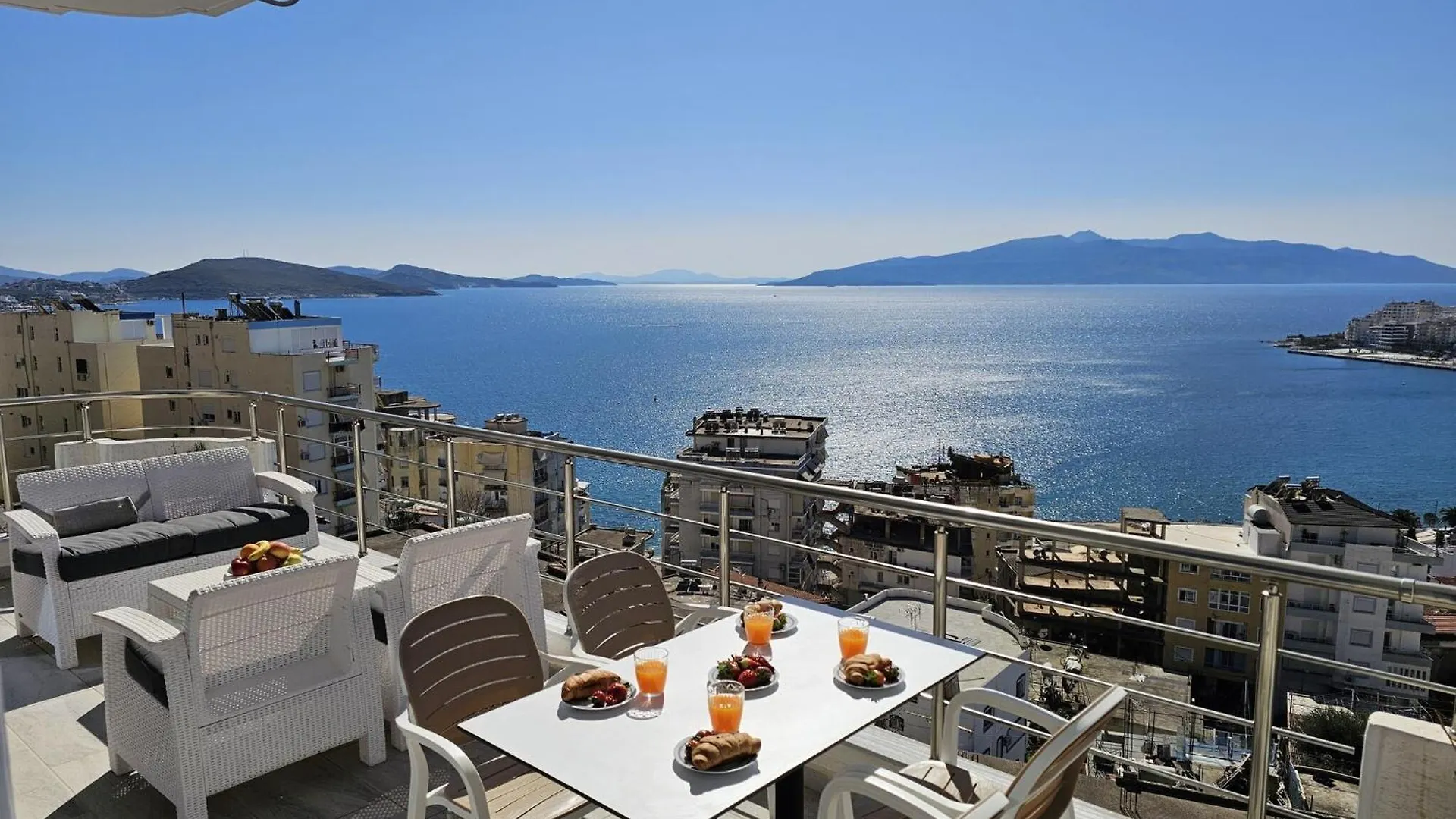 Bright & Modern Apartment With Terrace Sarandë