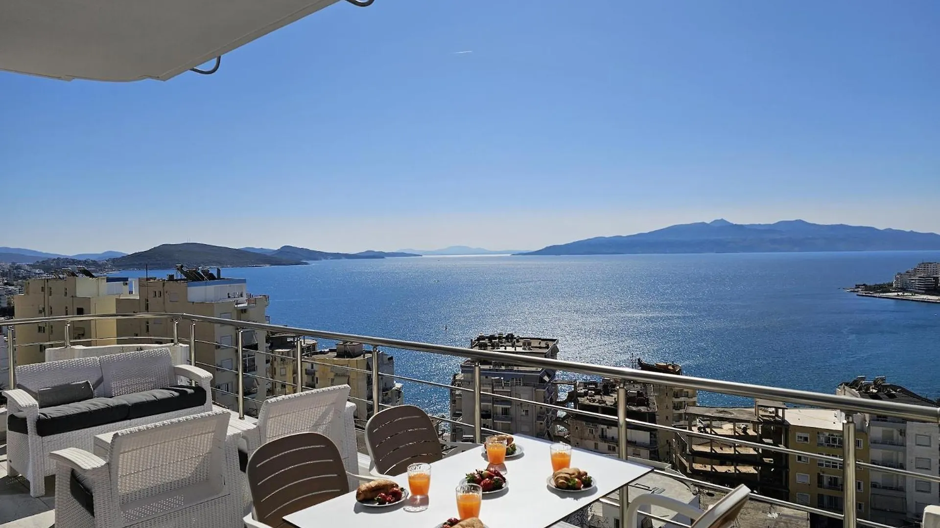 Bright & Modern Apartment With Terrace Sarandë
