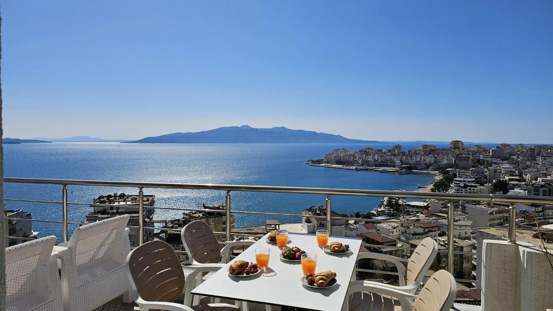 Bright & Modern Apartment With Terrace Sarandë