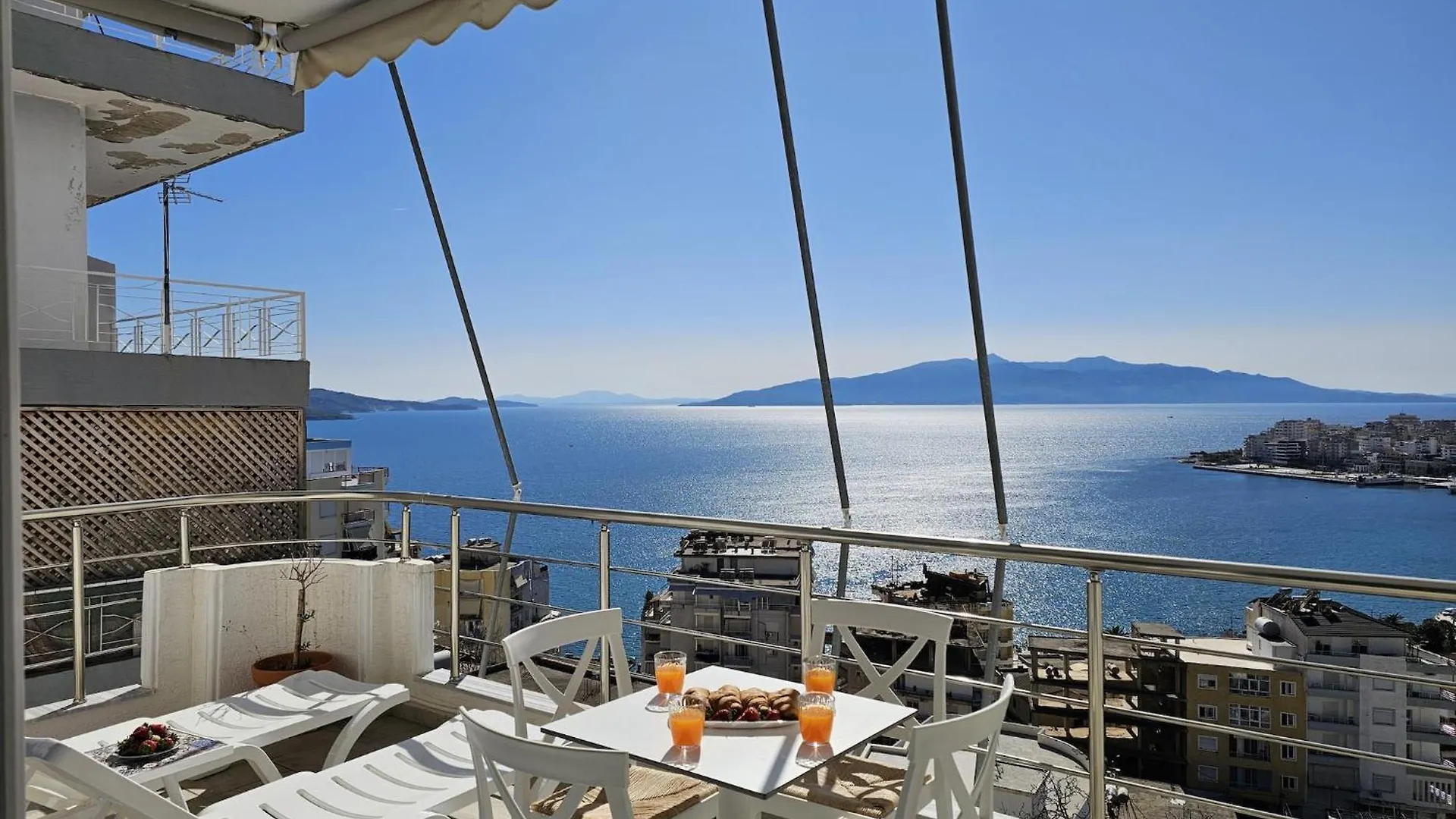 Bright & Modern Apartment With Terrace Sarandë